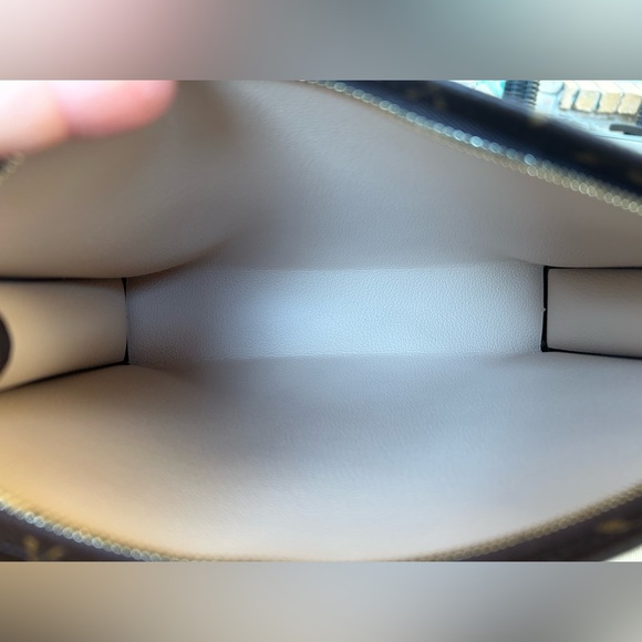 Toiletry 26 in Monogram - Picture 12 of 16